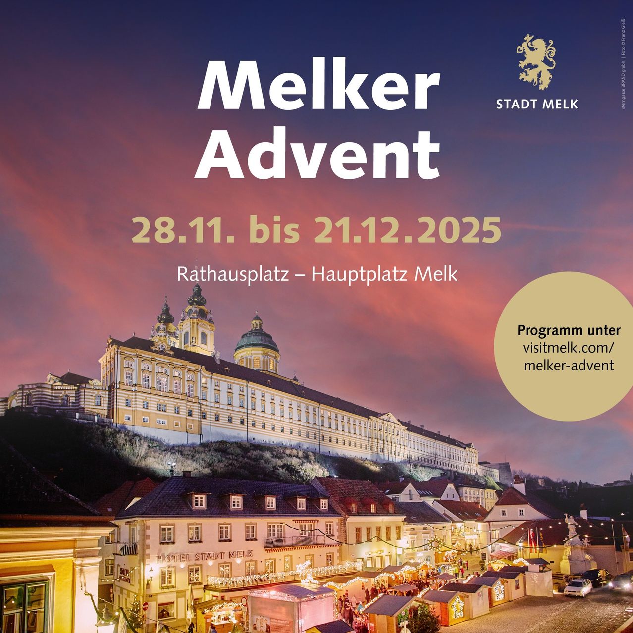 Plakat für Melker Advent, das eine Stadtsilhouette bei Dämmerung mit einem Schloss auf einem Hügel zeigt. Die Veranstaltung findet vom 28. November 2025 bis 21. Dezember 2025 auf dem Rathausplatz in Melk statt.