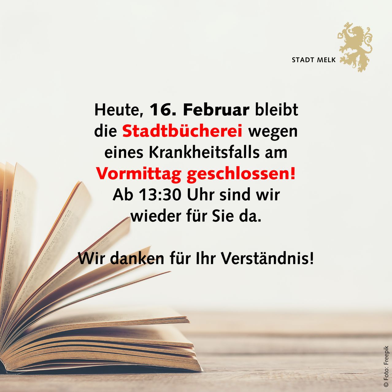 Offenes Buch mit Ankündigung, dass die Stadtbücherei wegen Krankheit geschlossen ist. Sie öffnet um 13:30 Uhr wieder.
