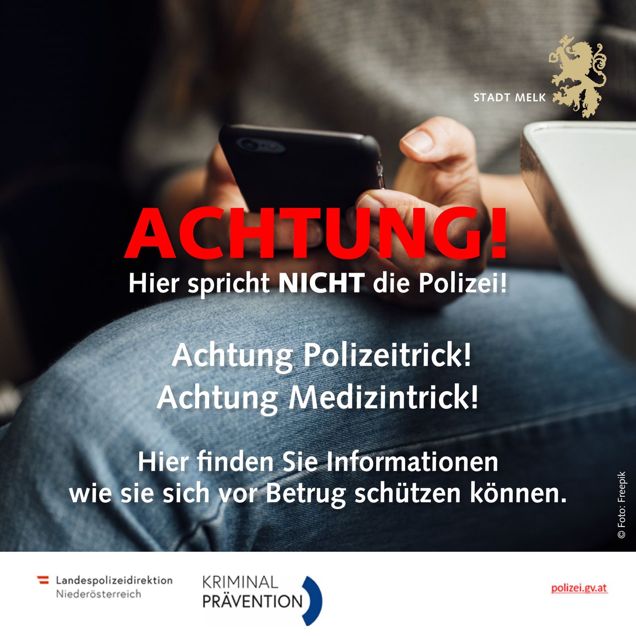 Eine Person hält ein Handy mit einer Warnmeldung. Der Text lautet 'ACHTUNG! Hier spricht NICHT die Polizei!' Das Bild warnt vor Polizeitricks und Medizintricks. Es bietet Informationen zum Schutz vor Betrug.