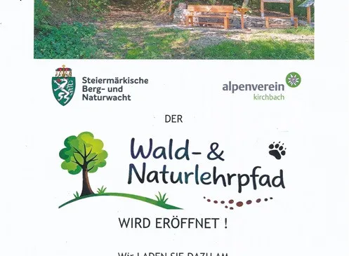 Ein Werbeplakat für die Eröffnung eines Naturlehrpfades, das einen Waldweg mit Bänken und Informationstafeln zeigt. Das Plakat enthält ein Baumlogo und die Veranstaltungsdetails.
