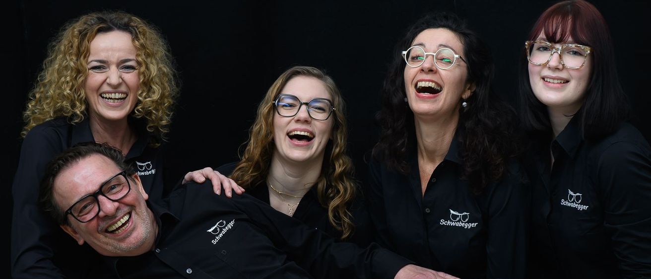 Bild enthält, Head, Person, Face, People, Happy, Groupshot, Laughing, Glasses, Adult, Woman