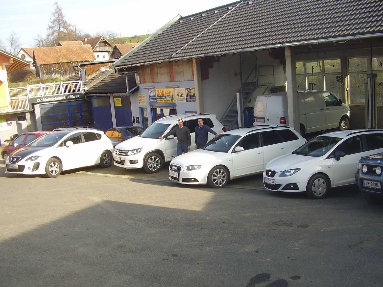 Bild enthält, Car, Vehicle, Person, Wheel, Outdoors