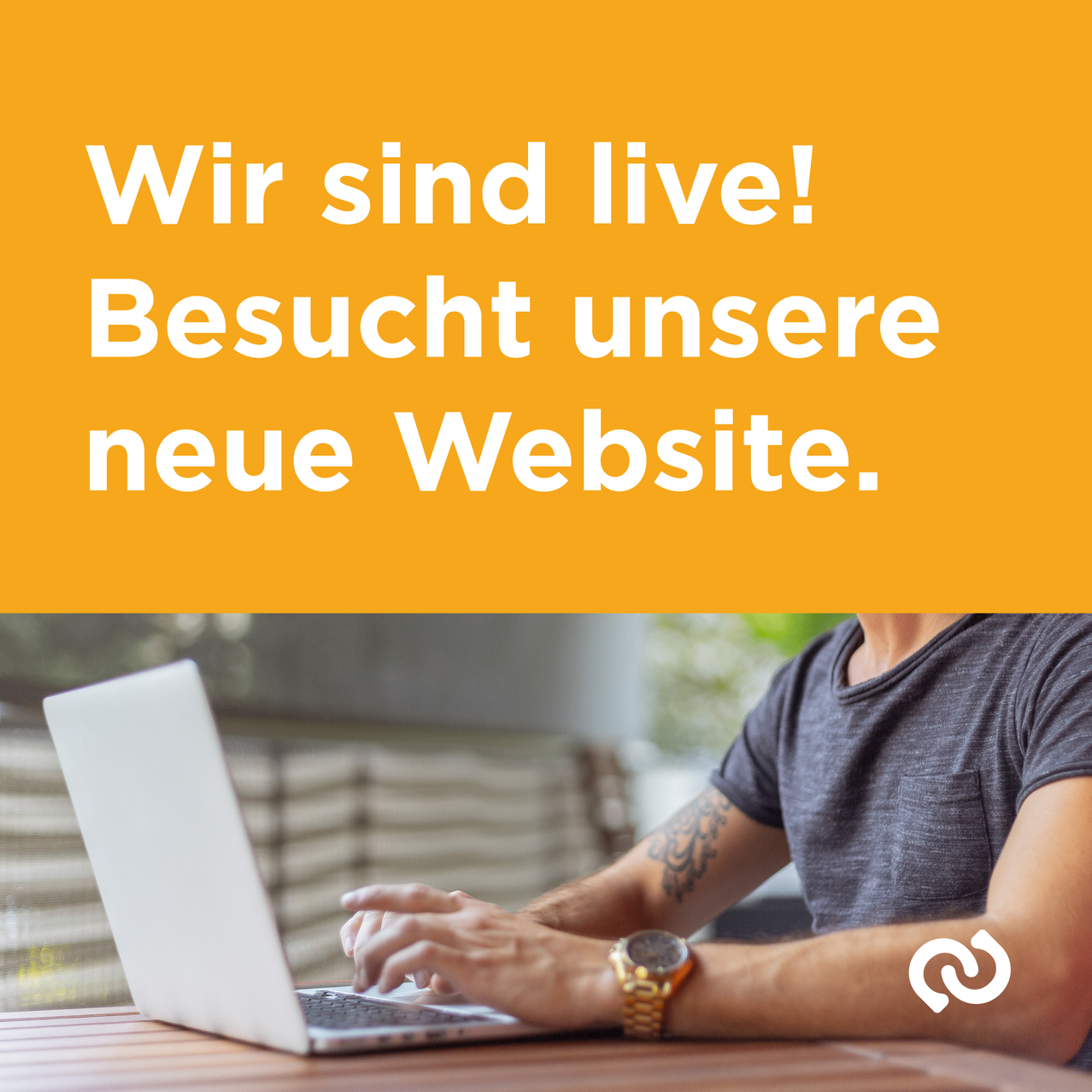 Auf einem orangefarbenen Hintergrund steht weißer Text: 'Wir sind live! Besucht unsere neue Website.' Unten sitzt ein Mann mit Tattoo und tippt auf einem Laptop.