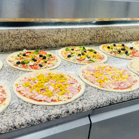 Bild enthält, Food, Pizza, Food Presentation, Salad, Meal, Salad Bar