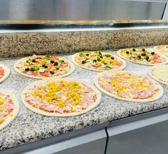 Bild enthält, Food, Pizza, Food Presentation, Salad, Meal, Salad Bar