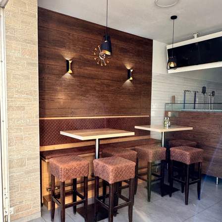 Bild enthält, Indoors, Interior Design, Restaurant, Dining Table, Furniture, Table, Wood Panels, Building, Dining Room, Room