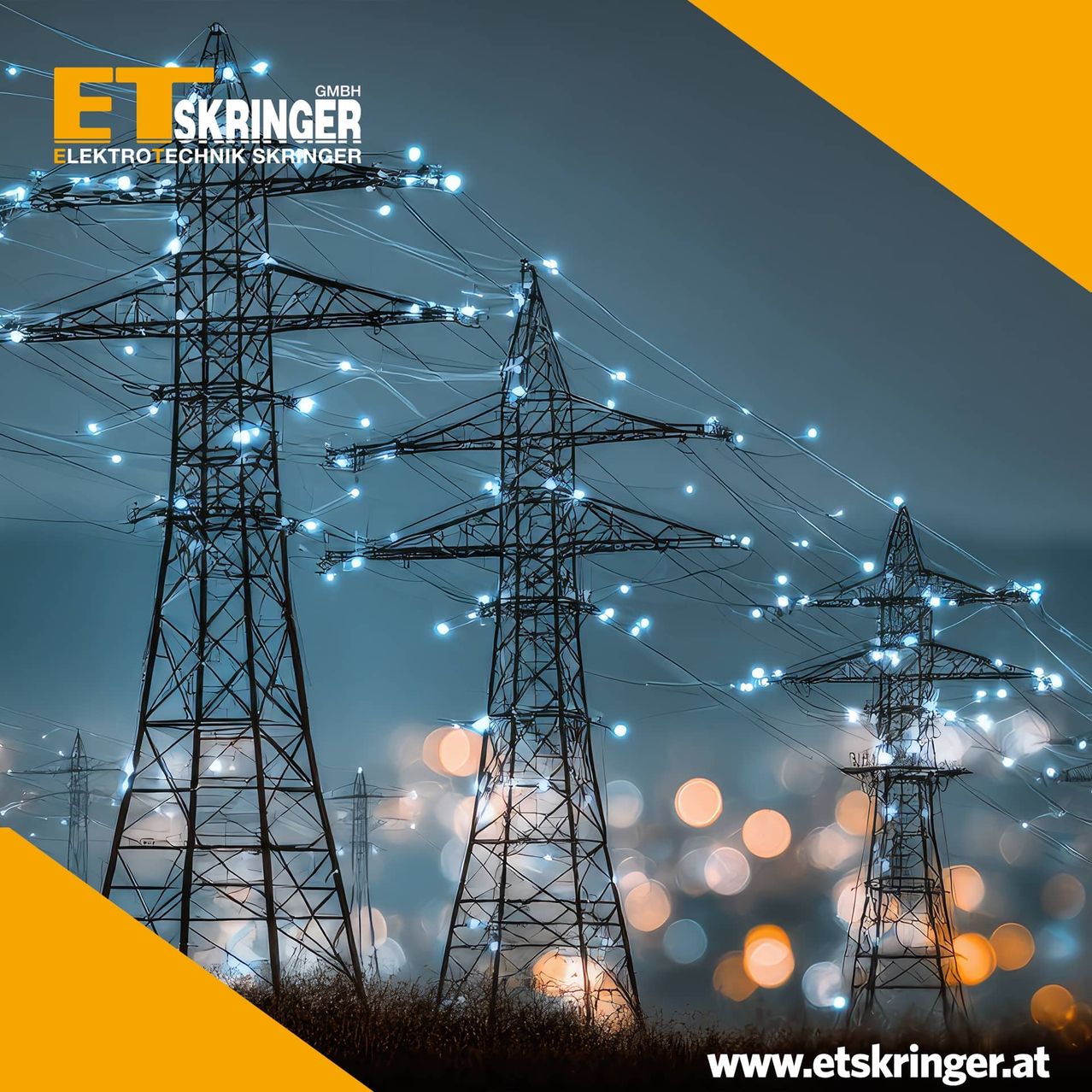 Ein Nachtbild zeigt mehrere elektrische Strommasten mit leuchtenden Lichtern am dunklen Himmel, versehen mit dem Logo 'ET Skringer Elektrotechnik Skringer'.