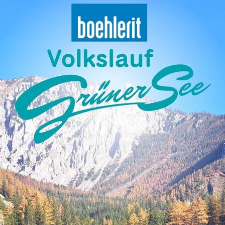 Ein ruhiger See spiegelt die leuchtenden Herbstfarben des Waldes und die majestätische Bergkette wider, gekennzeichnet durch Volkslauf Grüner See.