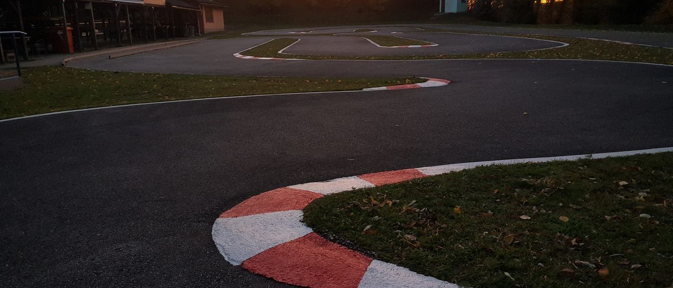 Bild enthält, Road, Tarmac, City, Urban, Street, Path, Outdoors, Grass, Plant, Housing