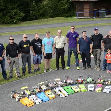 Bild enthält, People, Person, Pants, T-Shirt, Adult, Male, Man, Road, Boy, Teen