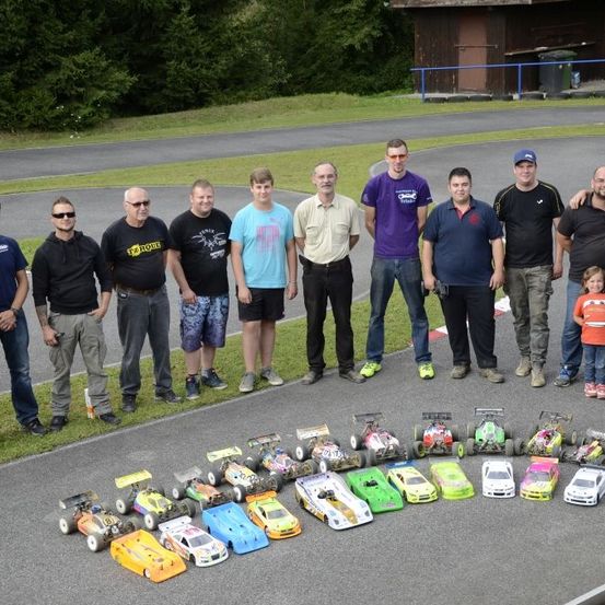 Bild enthält, People, Person, Pants, T-Shirt, Adult, Male, Man, Road, Boy, Teen