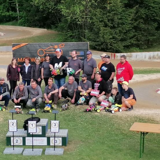Bild enthält, Grass, Park, People, Person, Flower Arrangement, Flower Bouquet, Shelter, Tree, Vegetation, Portrait