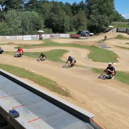 Bild enthält, Person, Helmet, Footwear, Shoe, Car, Vehicle, Outdoors, Baseball Game, Bicycle, Skateboard