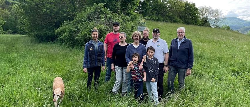 Bild enthält, People, Person, Vegetation, Walking, Grass, Grassland, Outdoors, Groupshot, Adult, Man