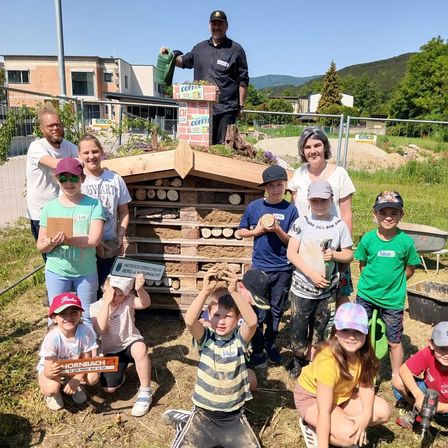 Bild enthält, Summer, Person, Portrait, People, Shorts, Grass, Outdoors, Nature, Wood, Man