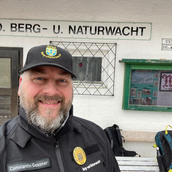 Bild enthält, Jacket, Adult, Male, Man, Person, Beard, Face, Head, Portrait, Bag