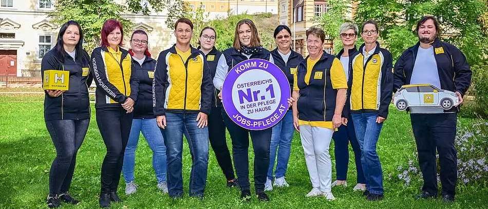 Bild enthält, College, Adult, Female, Person, Woman, Jeans, Male, Man, Jacket, Hoodie