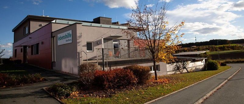 Bild enthält, Neighborhood, City, Road, Street, Suburb, Building, Housing, House, Grass, Villa