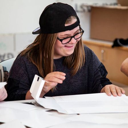 Bild enthält, Adult, Female, Person, Woman, Student, Face, Head, Glasses, Writing, Credit Card