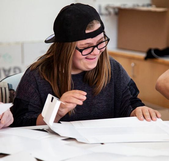 Bild enthält, Adult, Female, Person, Woman, Student, Face, Head, Glasses, Writing, Credit Card