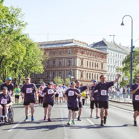 Bild enthält, People, Person, Adult, Male, Man, Neighborhood, City, Shorts, Shoe, Running