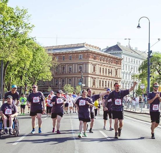 Bild enthält, People, Person, Adult, Male, Man, Neighborhood, City, Shorts, Shoe, Running