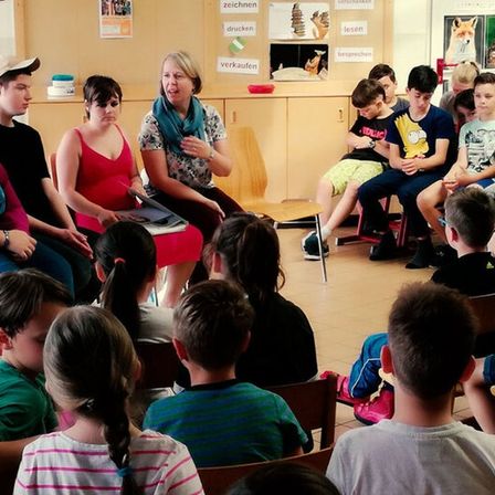 Bild enthält, Adult, Female, Person, Woman, School, Child, Girl, Boy, Male, Classroom