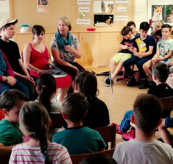 Bild enthält, Adult, Female, Person, Woman, School, Child, Girl, Boy, Male, Classroom