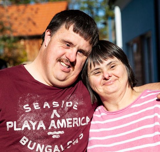 Bild enthält, T-Shirt, Face, Head, Person, Photography, Portrait, People, Happy, Smile, Laughing