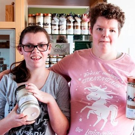 Bild enthält, T-Shirt, Person, Photography, Portrait, Glasses, Jar, Adult, Male, Man, Disposable Cup