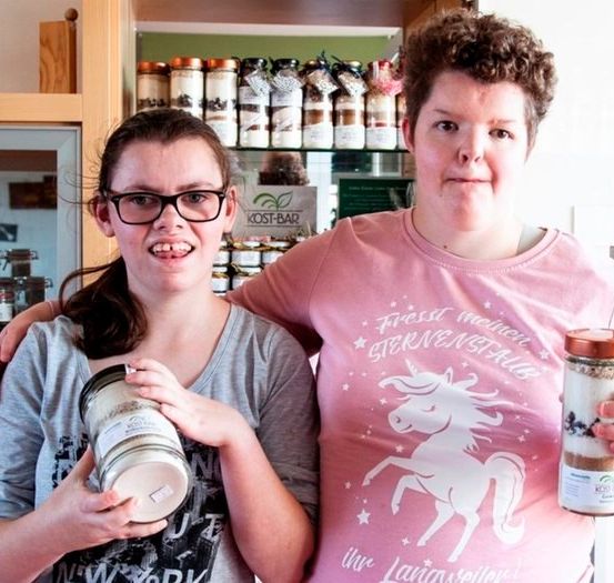 Bild enthält, T-Shirt, Person, Photography, Portrait, Glasses, Jar, Adult, Male, Man, Disposable Cup
