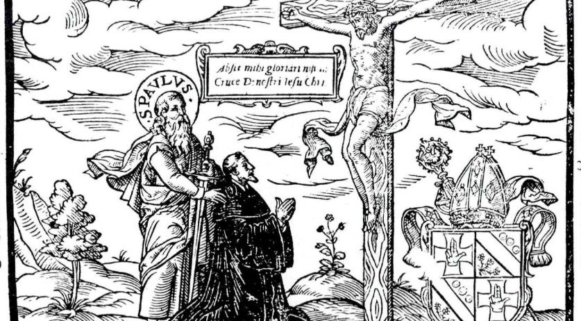 Eine alte Grafik zeigt einen Mann und eine Frau, die vor einem Kruzifix knien. Der Mann trägt eine lange Robe und hält einen Stab. Ein Bischof in kirchlicher Kleidung steht hinter ihnen. Ein Schild mit einem Kreuz befindet sich in der Nähe. Lateinischer Text schmückt die Szene.