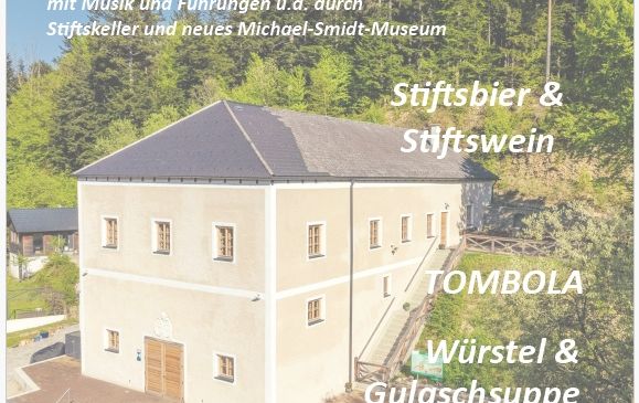 Plakat für ein Sommerfest im Stiftskeller, das ein Haus mit grauem Dach zeigt, umgeben von Bäumen und einer Treppe. Das Plakat enthält Details zur Veranstaltung, wie Datum, Uhrzeit und Aktivitäten. Der Text ist auf Deutsch.