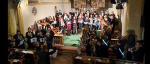 Bild enthält, Group Performance, Person, Music, Music Band, Musical Instrument, Musician, Performer, Indoors, Face, Head