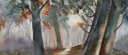 Eine Aquarellmalerei eines nebligen Waldes mit einem schmalen Pfad, der hindurchführt. Bäume mit Herbstblättern umgeben den Pfad, mit sanften, verblendeten Farben. Licht filtert durch die Bäume und schafft eine friedliche Atmosphäre.