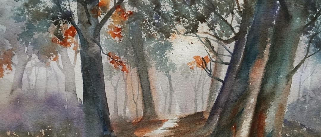 Eine Aquarellmalerei eines nebligen Waldes mit einem schmalen Pfad, der hindurchführt. Bäume mit Herbstblättern umgeben den Pfad, mit sanften, verblendeten Farben. Licht filtert durch die Bäume und schafft eine friedliche Atmosphäre.