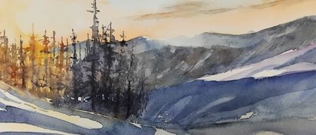 Aquarellbild einer verschneiten Berglandschaft bei Sonnenuntergang mit klarem Himmel und Bergen im Hintergrund.