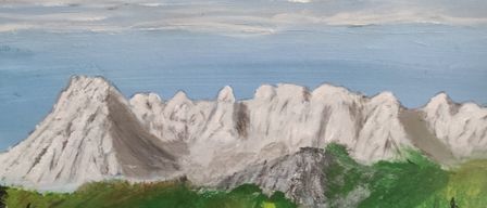 Ein Gemälde zeigt eine Bergkette mit schneebedeckten Gipfeln und üppigem grünen Tal unten, unter einem klaren blauen Himmel mit verstreuten Wolken.