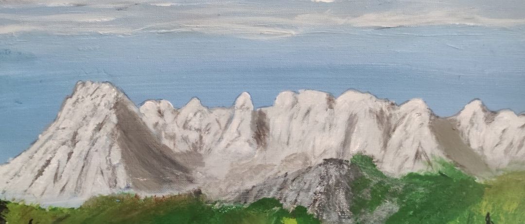 Ein Gemälde zeigt eine Bergkette mit schneebedeckten Gipfeln und üppigem grünen Tal unten, unter einem klaren blauen Himmel mit verstreuten Wolken.