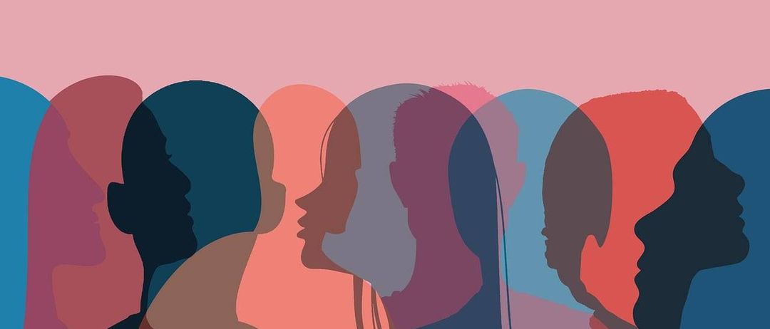 Eine abstrakte Illustration mehrerer überlappender Silhouetten von Menschen, jede in einer anderen Farbe, vor einem rosa Hintergrund.