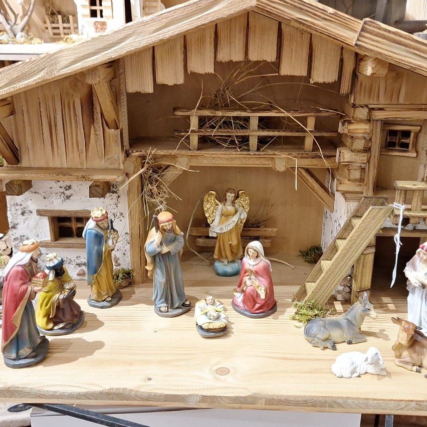 Bild enthält, Wood, Person, Christmas, Christmas Decorations, Festival, Animal, Mammal, Pig