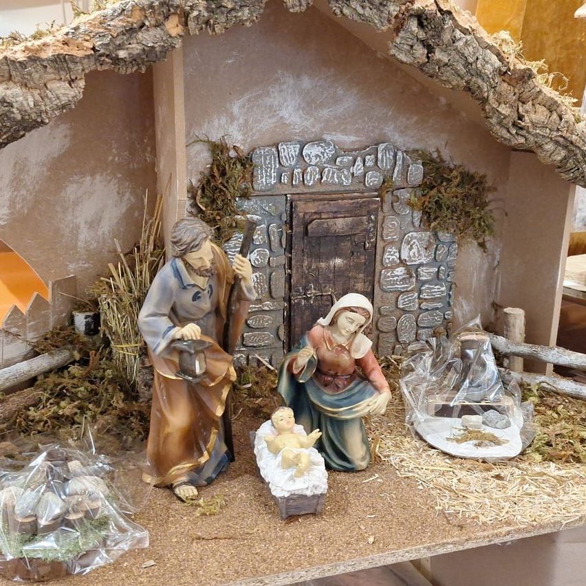 Bild enthält, Wood, Baby, Person, Figurine, Adult, Female, Woman, Face, Head