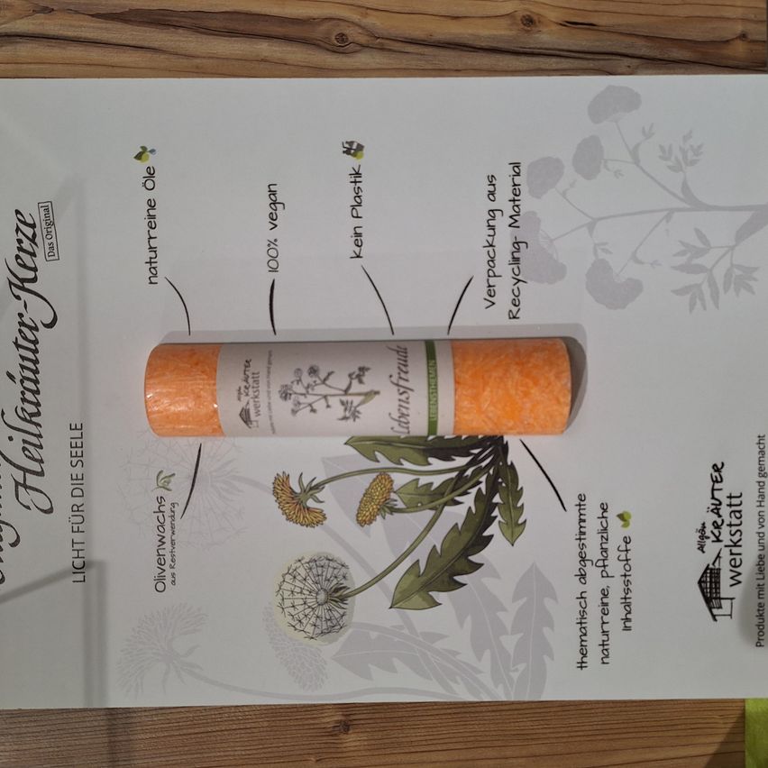 Eine Packung organisches Kräuterrauchwerk auf weißem Hintergrund. Die Packung ist mit natürlichen Ölen, vegan, ohne Plastik, recycelbarer Verpackung und Kräuterrauchwerk beschriftet.