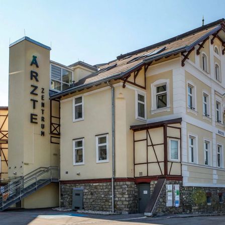 Bild enthält, Architecture, Building, Hotel, City, Car, Vehicle, Condo, Housing, Person, Urban