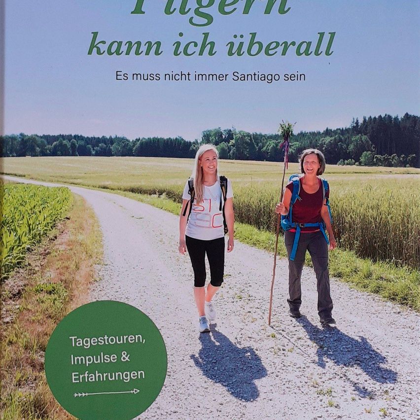 Bild enthält, Person, Walking, Female, Girl, Teen, Path, Hiking, Outdoors, Trail, Shoe