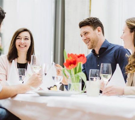 Bild enthält, Adult, Male, Man, Person, People, Dating, Romantic, Female, Woman, Milk