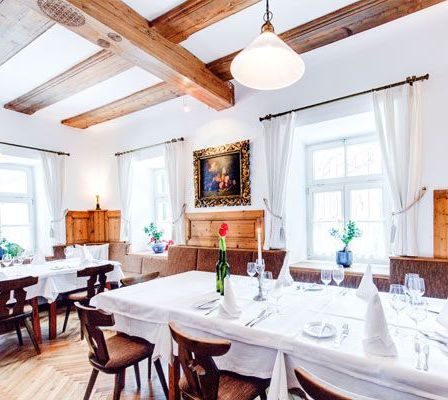 Bild enthält, Dining Room, Dining Table, Furniture, Indoors, Table, Restaurant, Reception Room, Tabletop, Interior Design, Wood