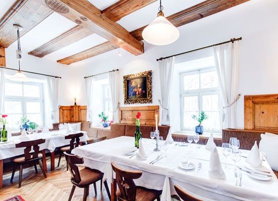 Bild enthält, Dining Room, Dining Table, Furniture, Indoors, Table, Restaurant, Reception Room, Tabletop, Interior Design, Wood