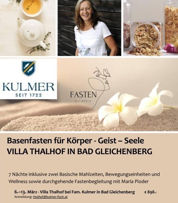 Eine Werbung für Fasten in der Villa Thalhof in Bad Gleichenberg mit einer lächelnden Frau, Körnern und Blumen. Es bietet einen 7-Nächte-Aufenthalt mit Mahlzeiten, Aktivitäten und Fastenbegleitung durch Maria Plöder.