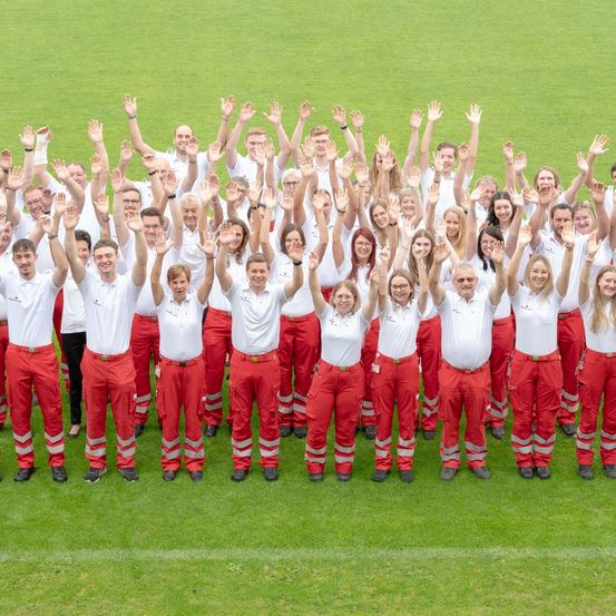 Bild enthält, People, Person, Head, Face, Celebrating, Groupshot, Happy, Grass, Girl, Teen